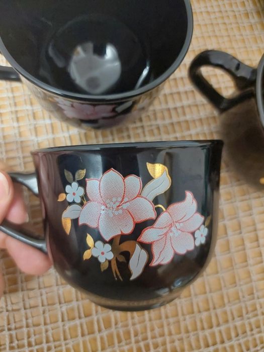 Śliczne czarne filiżanki z motywem kwiatowym 6 szt