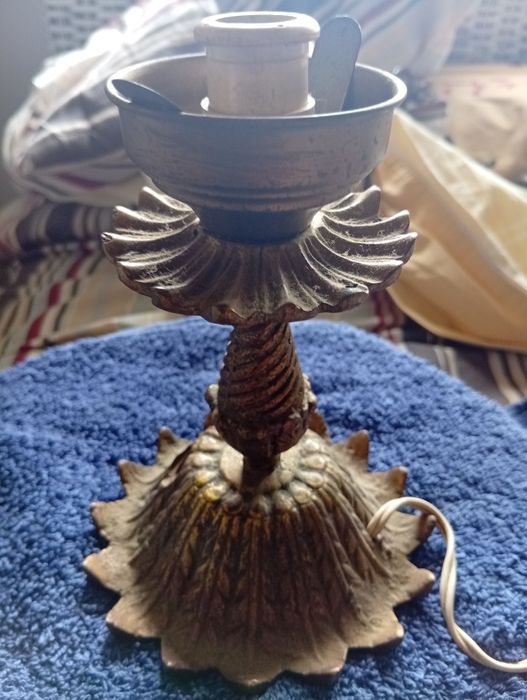 Abajur de mesa em latão maciço