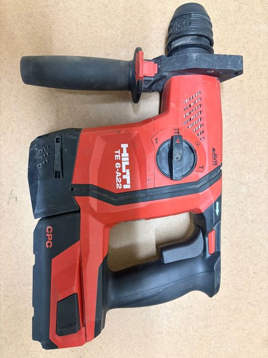 Kit Profissional HILTI 22V Completo – 5 Baterias + Rádio DAB/Bluetooth + Acessórios