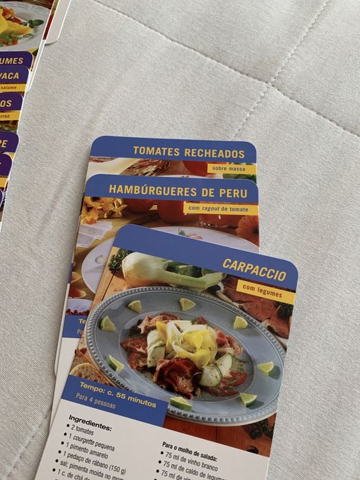 Livro de receitas dentro de lata