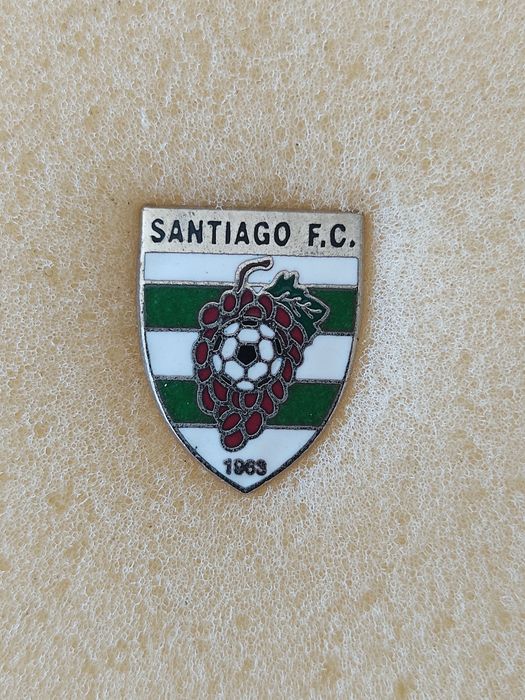 Pin/ emblema do Santiago FC Vila Água de Pau Lagoa Açores