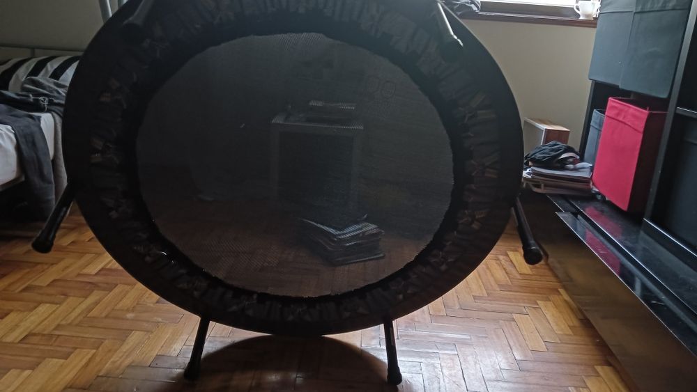 Trampolim cinza.433584384728770561