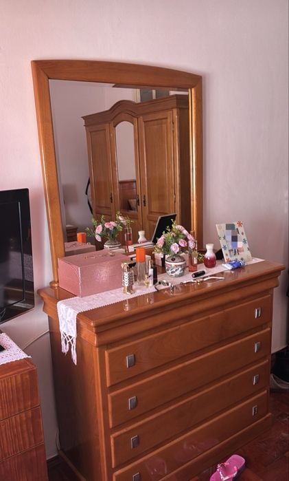 Cama, colchao, guarda roupa, e cómoda com espelho