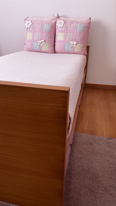 Cama individual em madeira maciça com 3 gavetões + colchão, estrado, colcha e almofadas