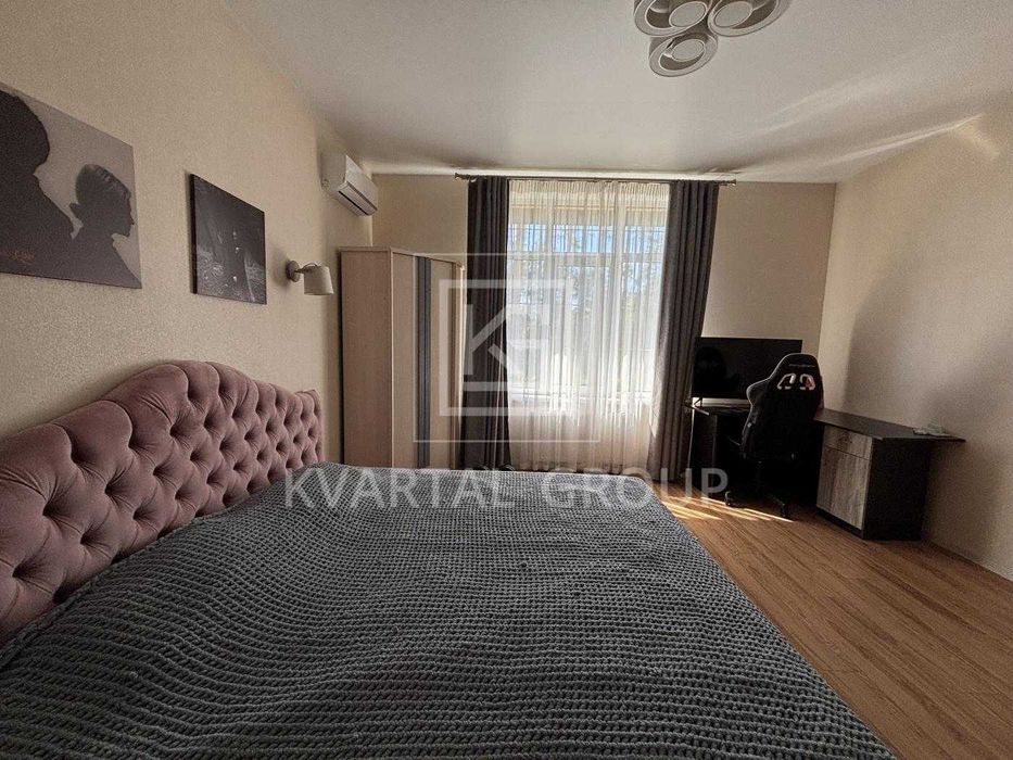 Продаж двоповерхового будинку на 10 сотках землі в Лісовій Бучі.