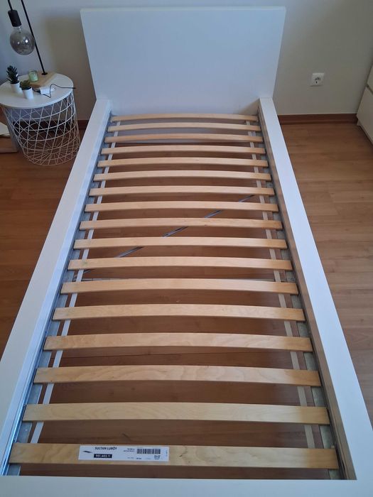 2 camas de solteiro 90x200 com estrado e colchão. Oferta da cómoda