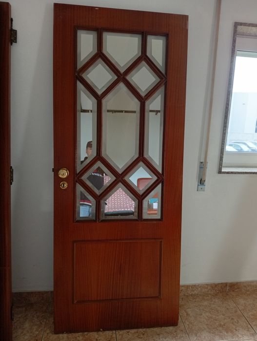Portas interioes, de madeira carvalho. Com vidro.