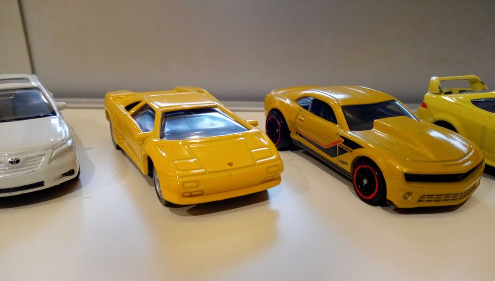 Hot Wheels e outros - 15 carros, incluindo 007 e vários Lamborghini