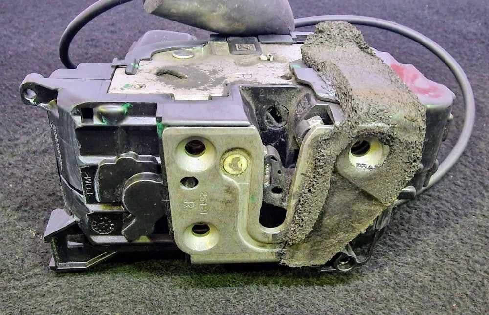 Fechadura / Fecho Porta Trás Direito 825023373R - RENAULT MEGANE III Grandtour