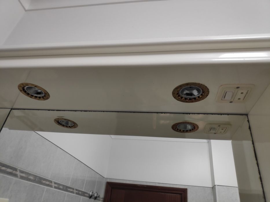 Armario com espelho de casa de banho