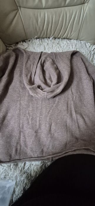 Nowy sweterek z kapturem 100% wool