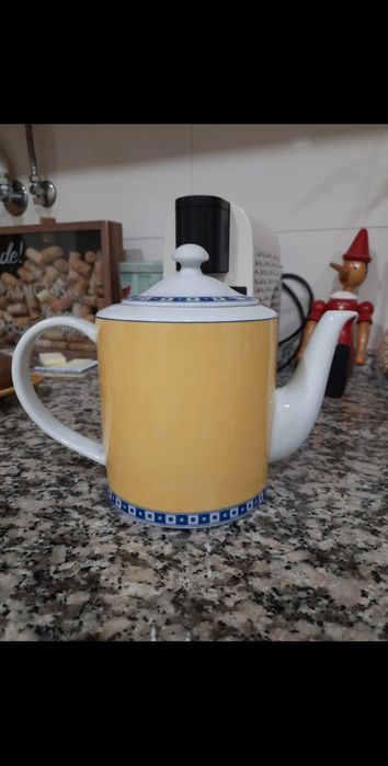 Bule em porcelana em amarelo e branco e azul
