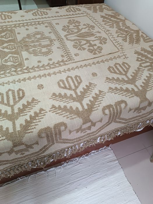 Vendo uma colcha antiga em linho e estopa