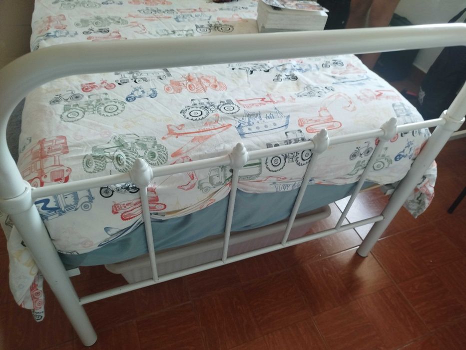 Cama individual e colchão