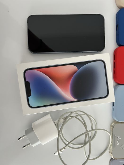 iPhone 14 z ładowarką i etui w zestawie