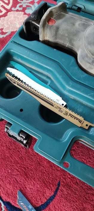 Продам сабельную сетевую пилу Makita JR3070CT