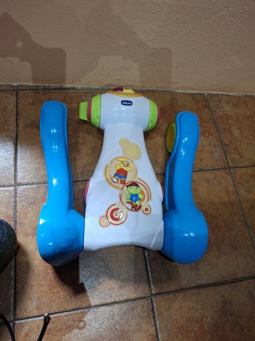 Andarilho ou apoio para bebe dar os primriros passos