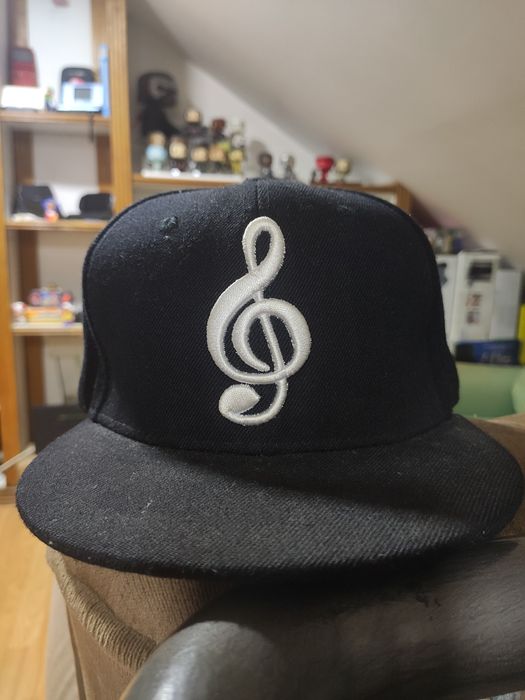 Bonés de vários estilos