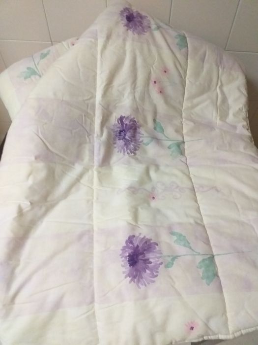 Coberta,edredao 140x200 flores cor suave,ótimo estado,veja zonas