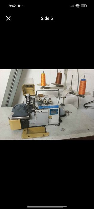 Vendo conjunto de linhas várias cores e tamanhos e duas máquinas