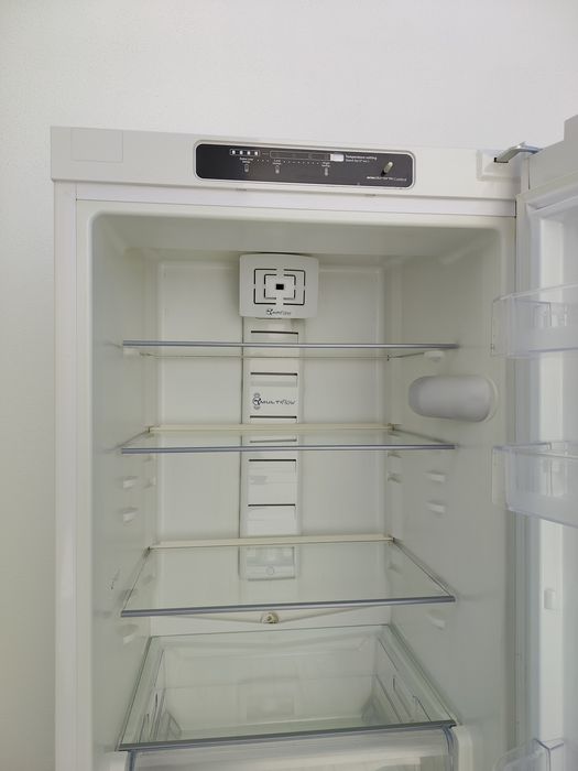 Frigorífico NO FROST de livre instalação branco.