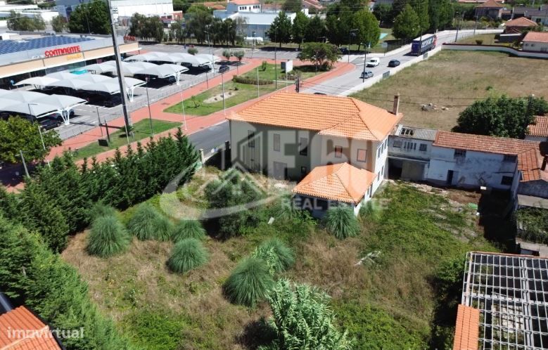 Moradia T9 com Amplo Terreno em Avanca