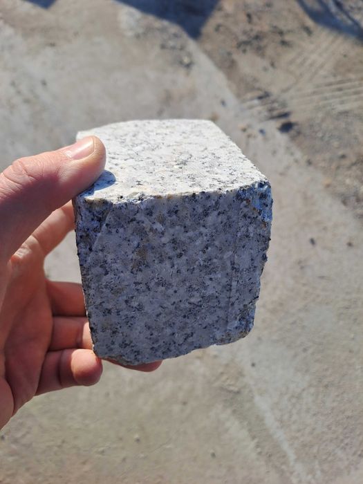 Kostka granitowa cięto-łupana 8/11