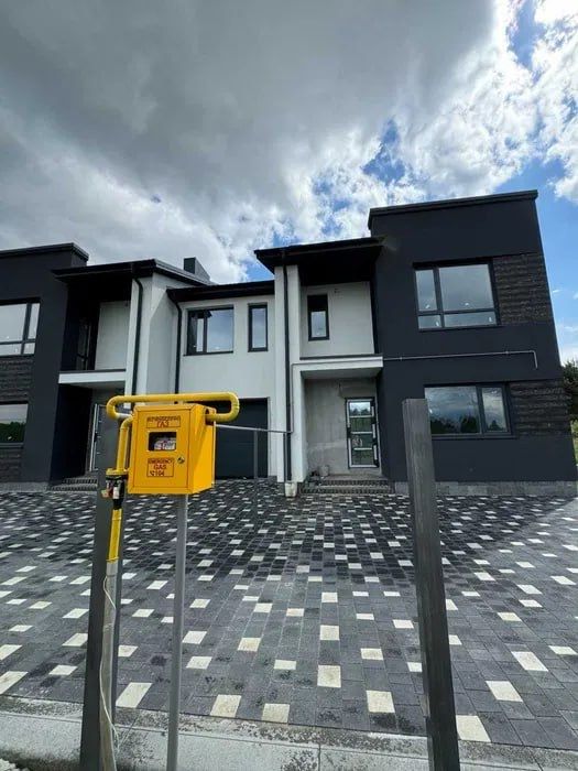 Двоповерховий сучасний таунхаус