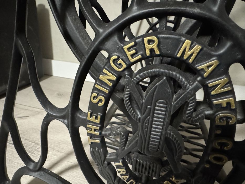 Stół z podstawy maszyny SINGER .