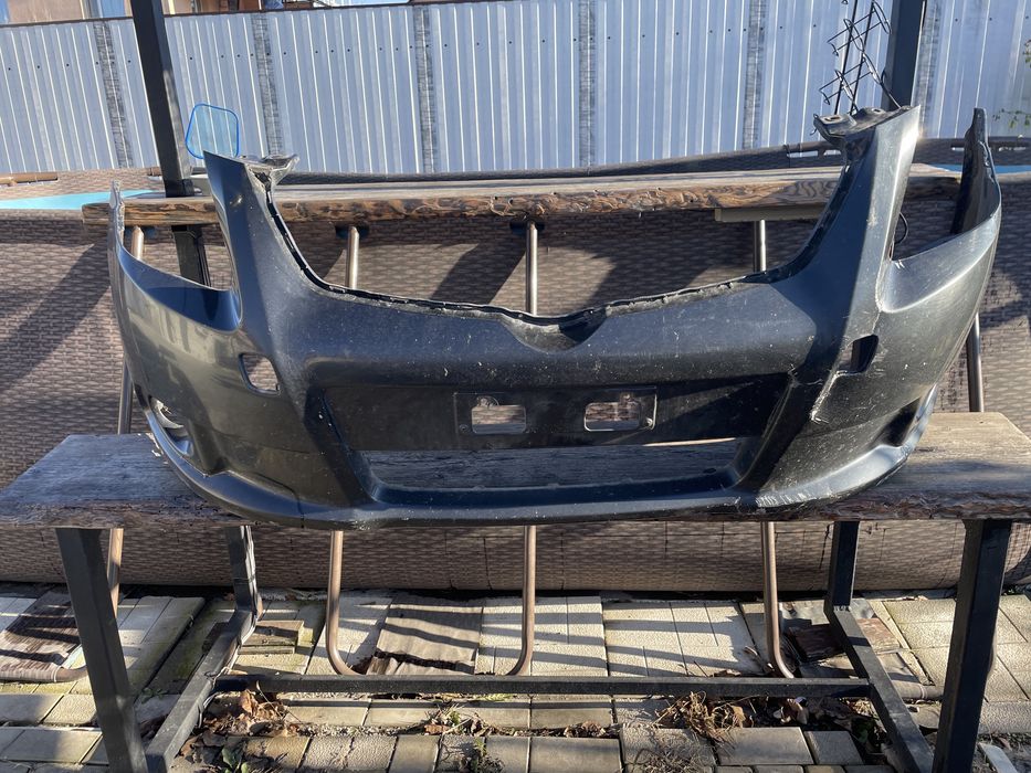 Продам передний бампер на Toyota Avensis 3 T27