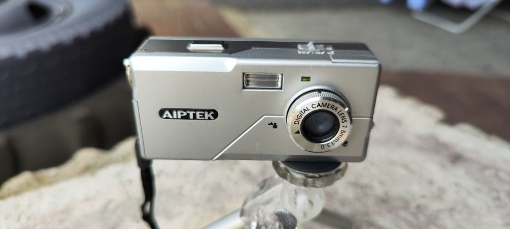 Mini cyfrowy aparat marki Aiptek.