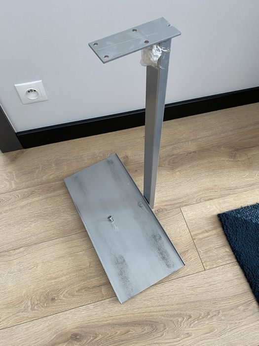 Uchwyt do podwieszenia komputera do blatu biurka