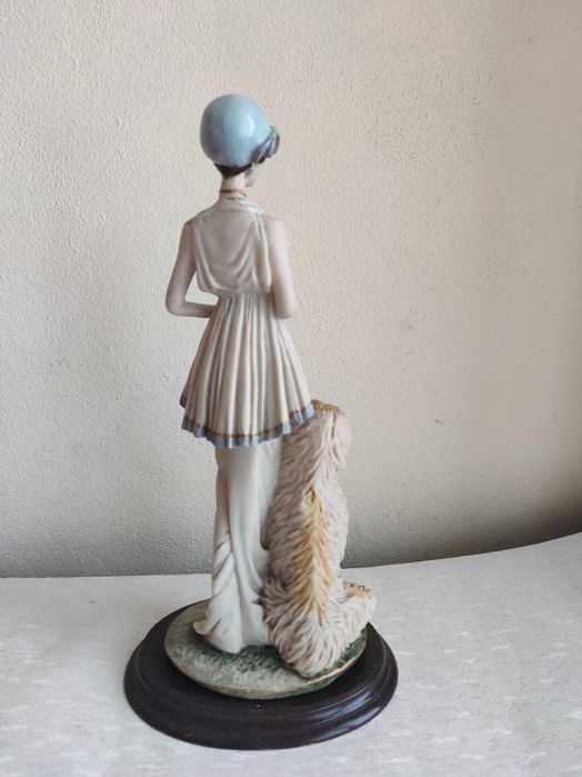 Estatueta em marfinite de Dama com o seu cão