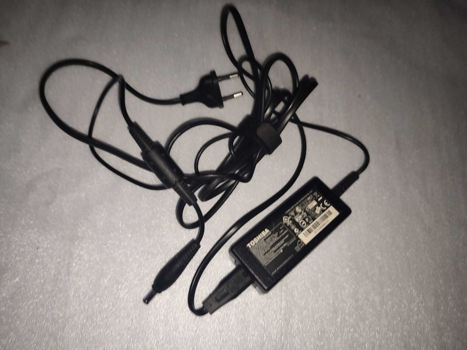 Sprawny zasilacz do laptopa Toshiba 19V 1.58A PA3743U-1ACA ładowarka