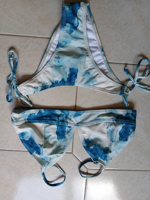 Biquini tie die azul e branco