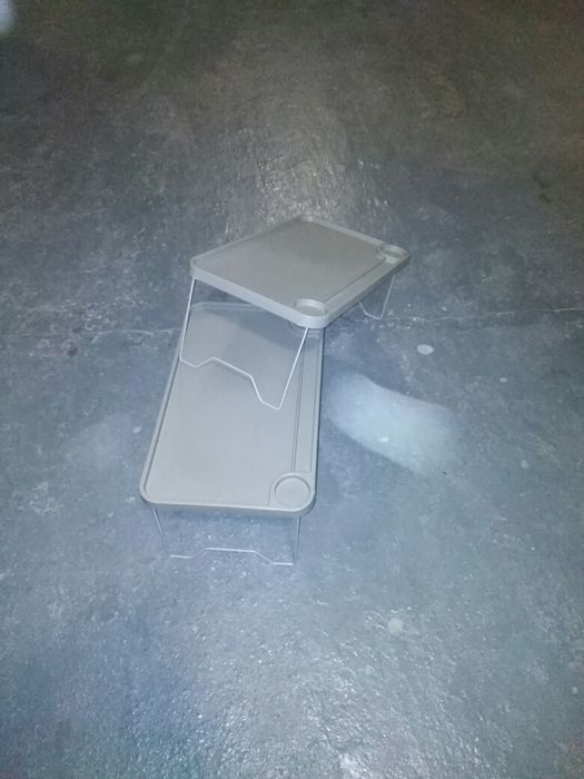 Tabuleiros com pés de apoio