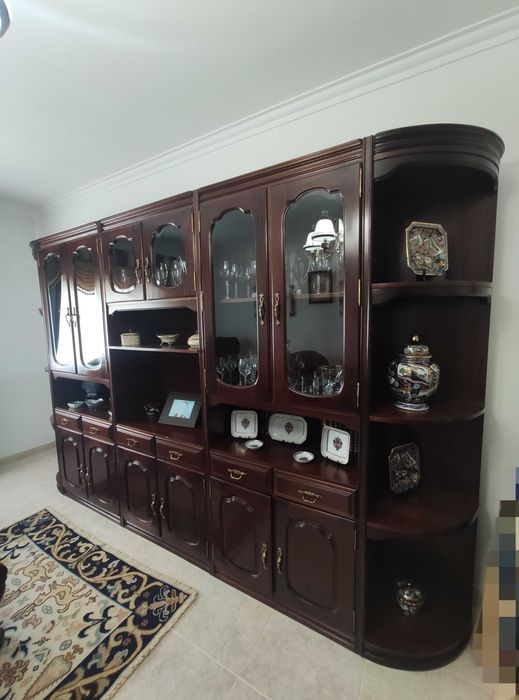 Mobiliário de sala (móvel grande, sofás e mesa de sala)