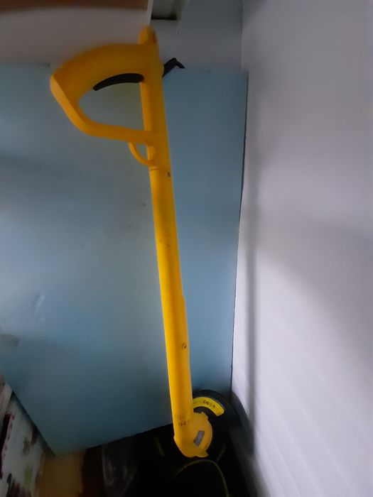 Aparador de relva eléctrico.