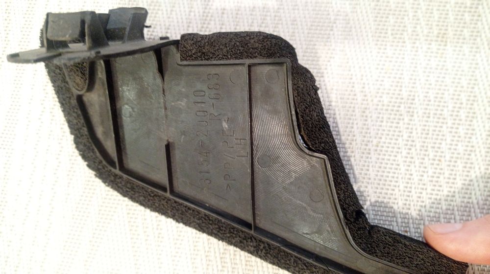 Пильник лівого крила  Тойота AVENSIS