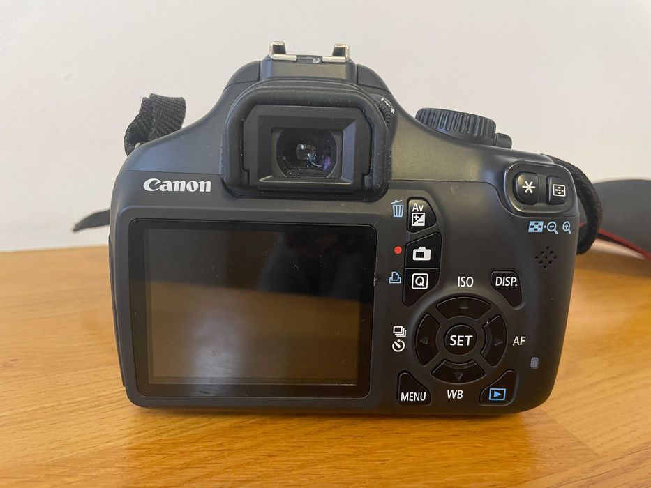 Canon EOS 1100D + EF-S 18-55mm