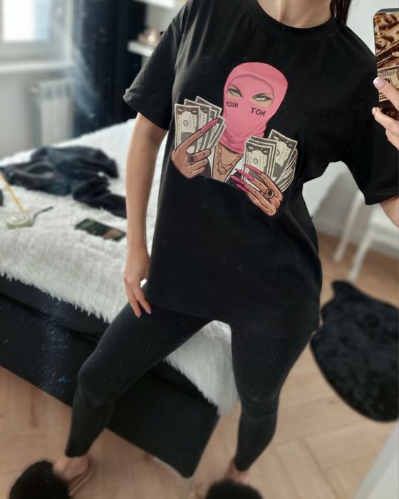 T-shirt dziewczyna w kominiarce z dolarami