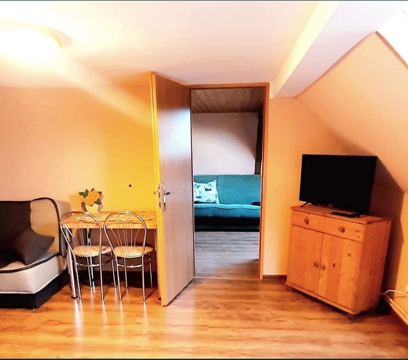 Pokoje dla pracowników z łazienkami i aneksami kuchennymi