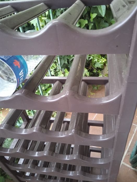 Garrafeira em Pvc com 10 secções de 4 garrafas cadacastanho secção