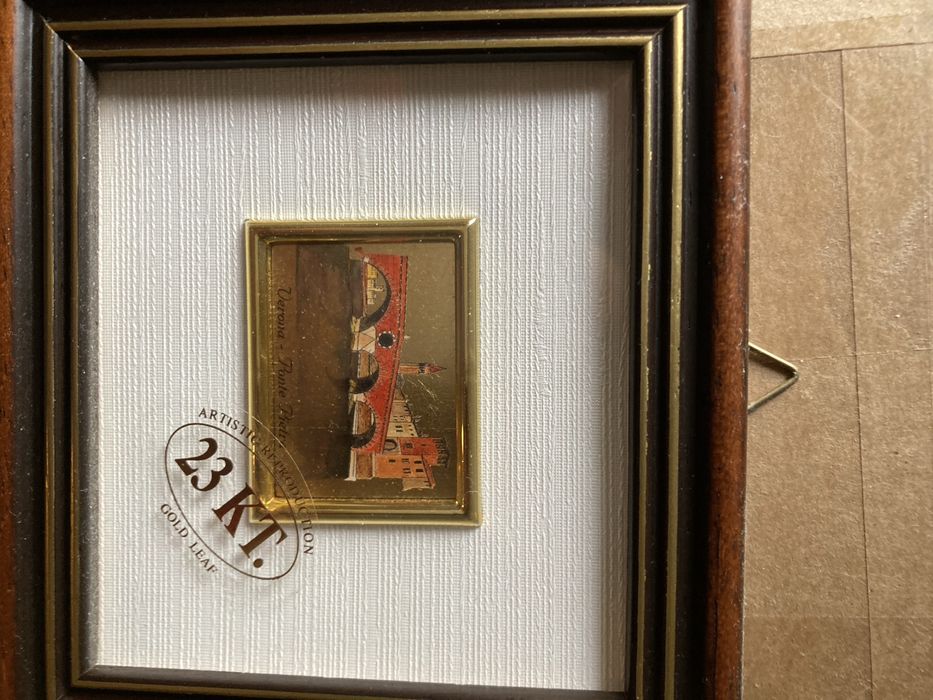 Frame featuring an image of the city of Verona on gold leaf