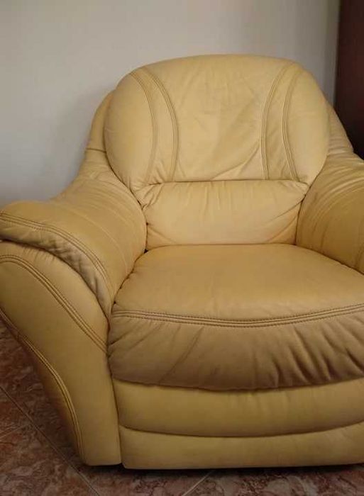 Sofá em pele (Amarelo Ferrari)