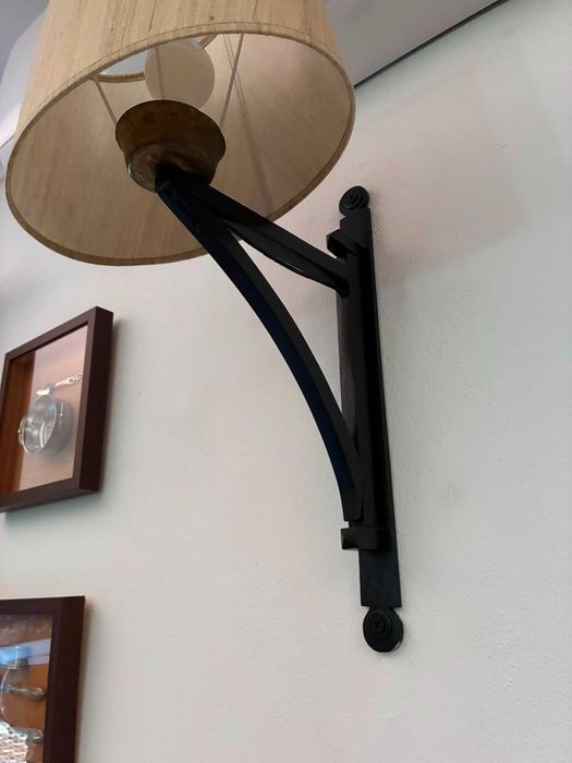 Aplique de ferro com braço articulado