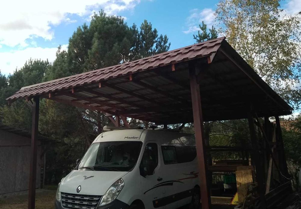 Garaże - z solidnej konstrukcji szkieletowej.