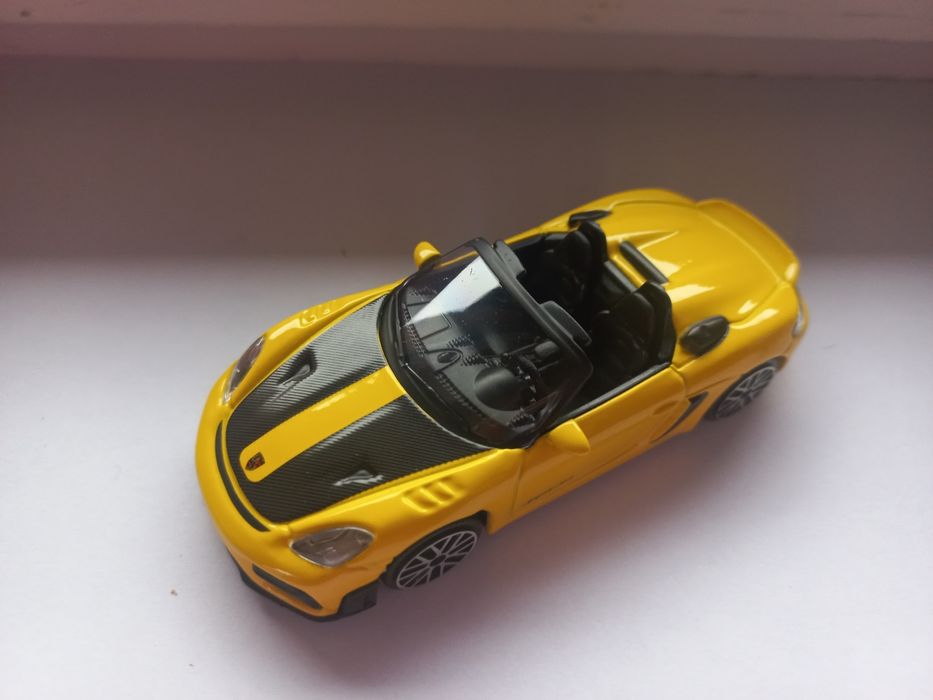Bburago Porsche 718 Spyder RS, skala 1:43.