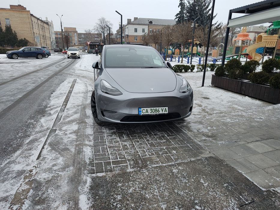 Tesla model y 2025 року, dual motor  long range 7 місць