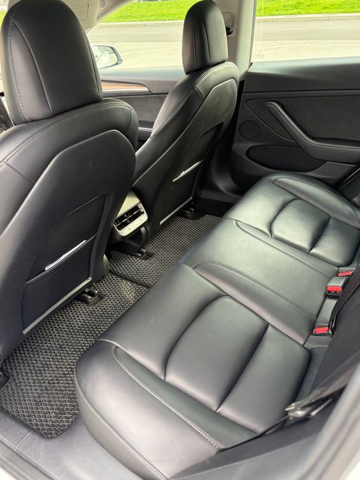 Tesla model 3 2022 року